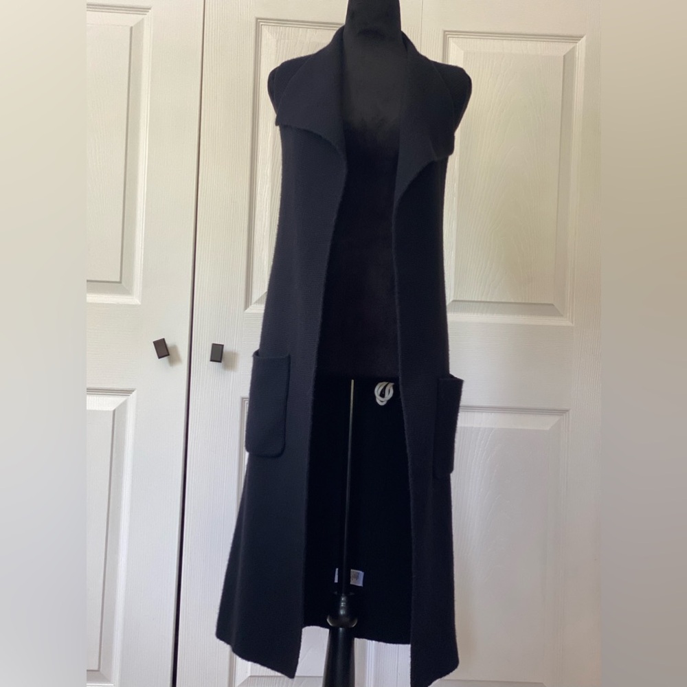 The limited black must have sleeveless sweater cardigan coat